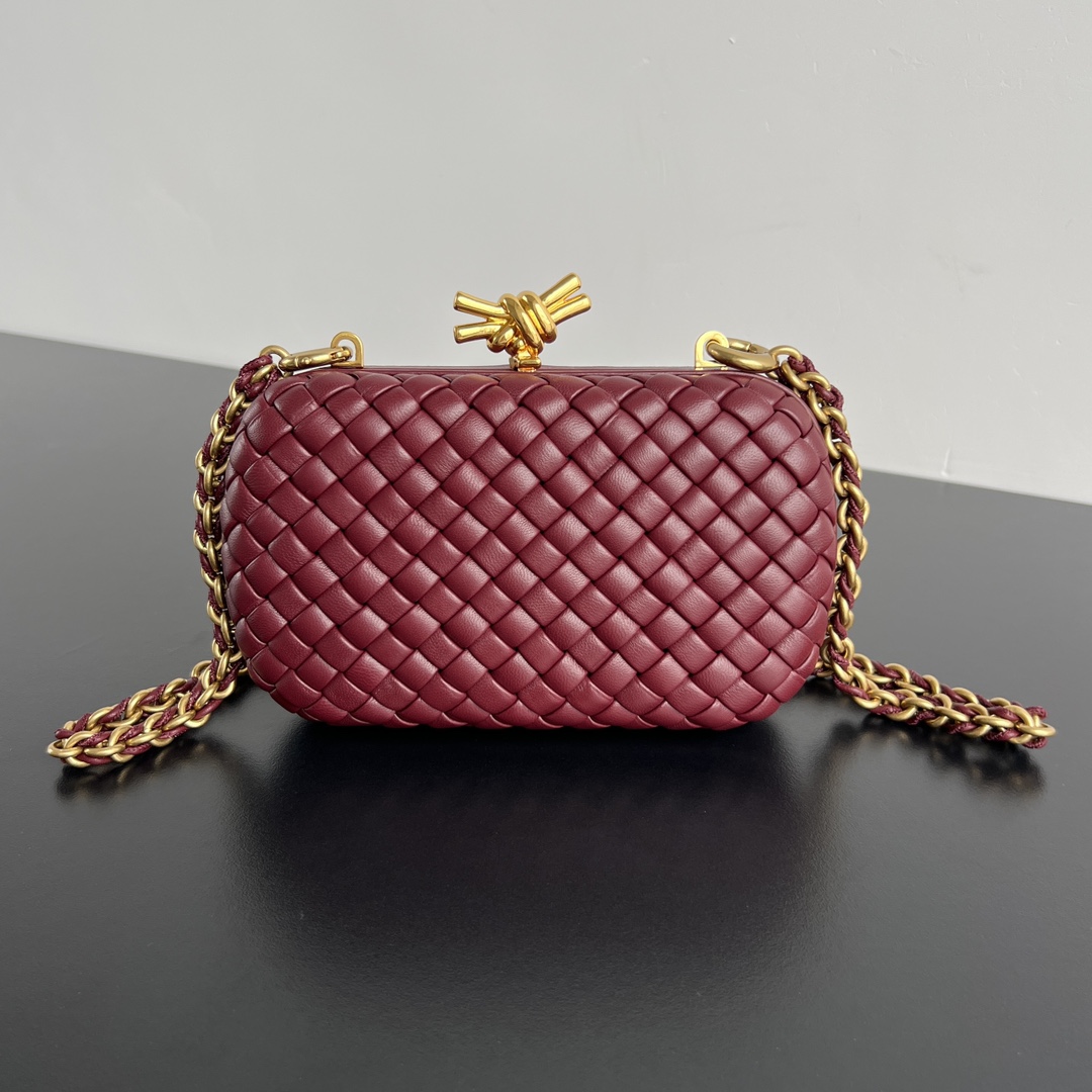 Knot Padded Intreccio Leather Clutch With Chain Bordeaux